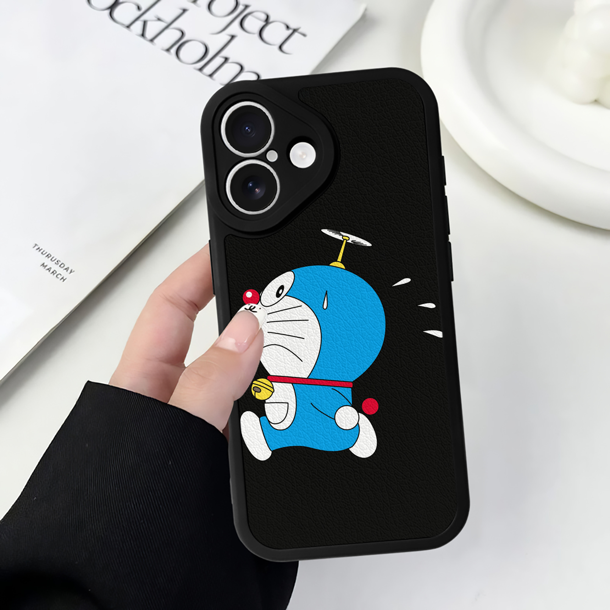 （画像用） ドラえもん Doraemon 【iPhone 16シリーズ対応】シリコンスマホケース（レザー調） 材質：シリコン